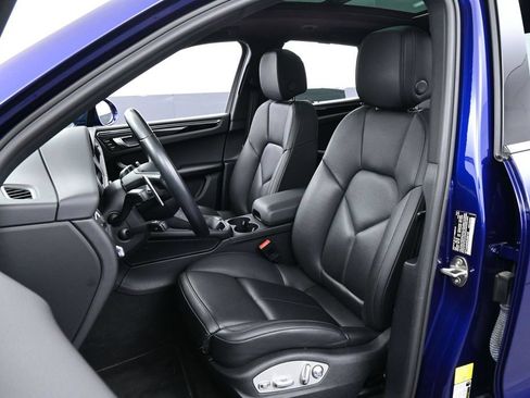 Certified 2022 Porsche Macan AWD/4WD image 5