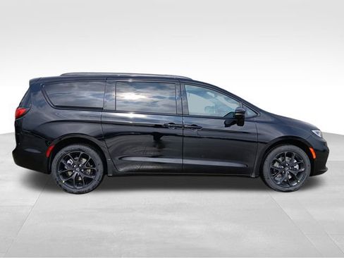 New 2026 Chrysler Pacifica Select w/ S Appearance Package AWD/4WD image 6