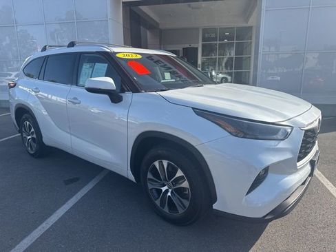 Used 2022 Toyota Highlander XLE FWD image 5