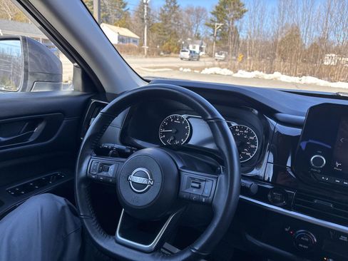 Used 2025 Nissan Pathfinder SV image 35