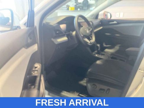 Used 2022 Volkswagen Taos SE FWD image 5