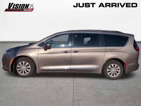Used 2017 Chrysler Pacifica Touring-L image 8