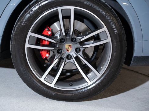 Certified 2024 Porsche Cayenne Turbo AWD/4WD image 11