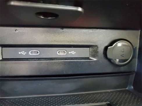 Used 2025 Volkswagen Taos SE w/ Panoramic Sunroof Package image 21