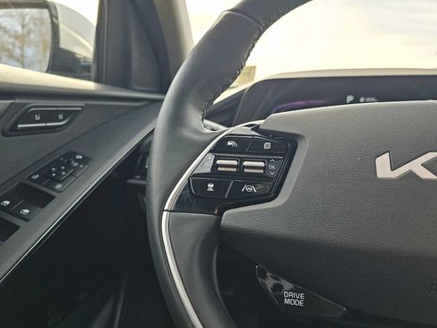 Used 2023 Kia Niro SX image 33