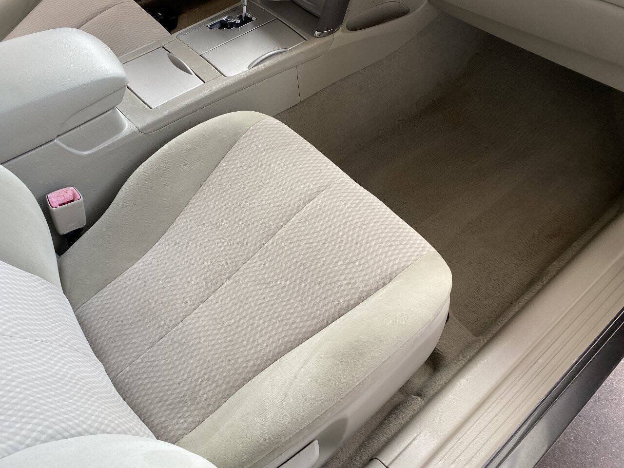 Used 2011 Toyota Camry LE FWD image 35