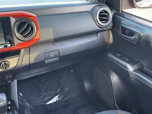 Used 2017 Toyota Tacoma TRD Off-Road image 16