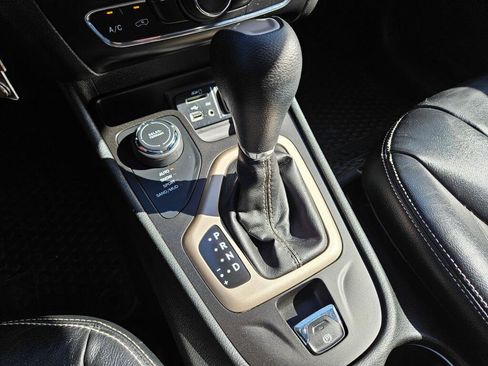 Used 2015 Jeep Cherokee Latitude w/ Cold Weather Group AWD/4WD image 24