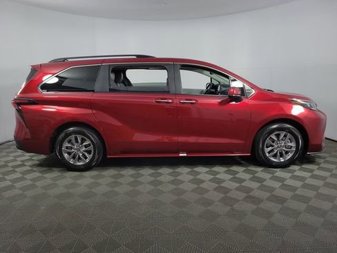 Used 2025 Toyota Sienna XLE w/ XLE Plus Package image 11