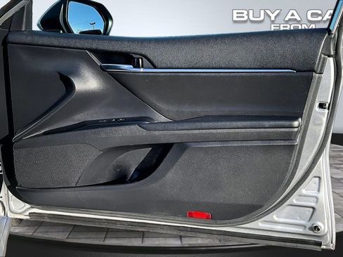 Used 2020 Toyota Camry SE image 23