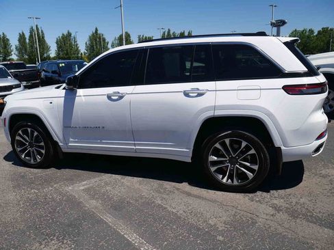 Certified 2022 Jeep Grand Cherokee Overland w/ MOPAR Finishing Package AWD/4WD image 18