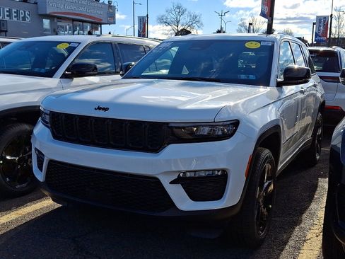 New 2025 Jeep Grand Cherokee Limited w/ Black Appearance Package AWD/4WD image 2
