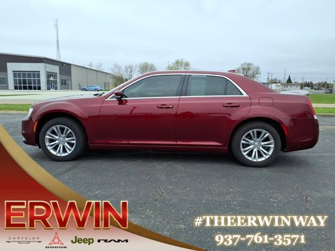 Used 2017 Chrysler 300 Limited w/ 300 Premium Group image 4