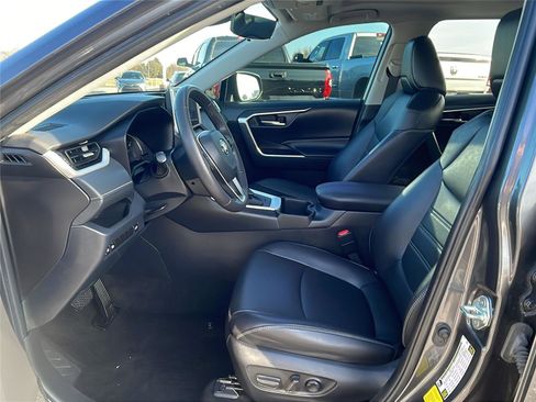 Used 2023 Toyota RAV4 XLE Premium image 21