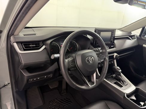 Used 2020 Toyota RAV4 XLE Premium FWD image 4