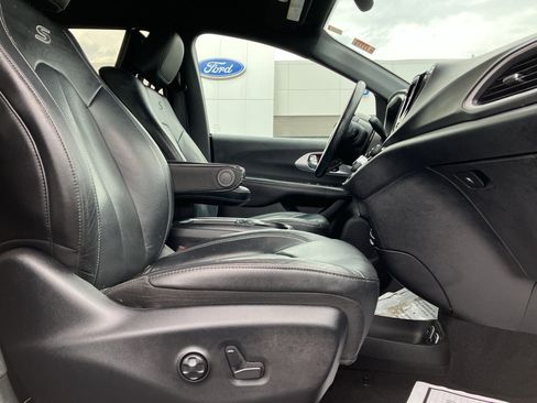 Used 2020 Chrysler Pacifica Touring-L Plus image 38