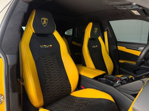 Used 2022 Lamborghini Urus AWD/4WD image 31