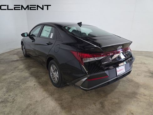 Used 2025 Hyundai Elantra SE image 8