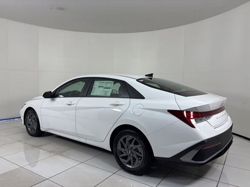 New 2025 Hyundai Elantra Hybrid FWD image 3