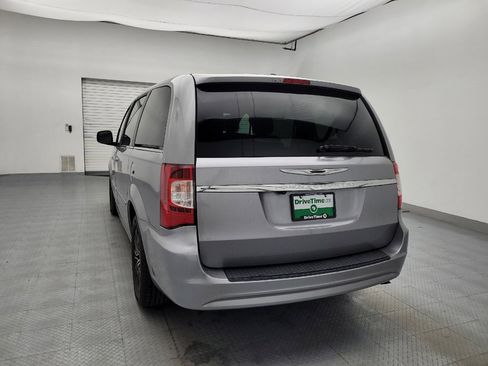 Used 2014 Chrysler Town & Country S FWD image 6