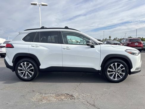 Used 2025 Toyota Corolla Cross XLE image 6