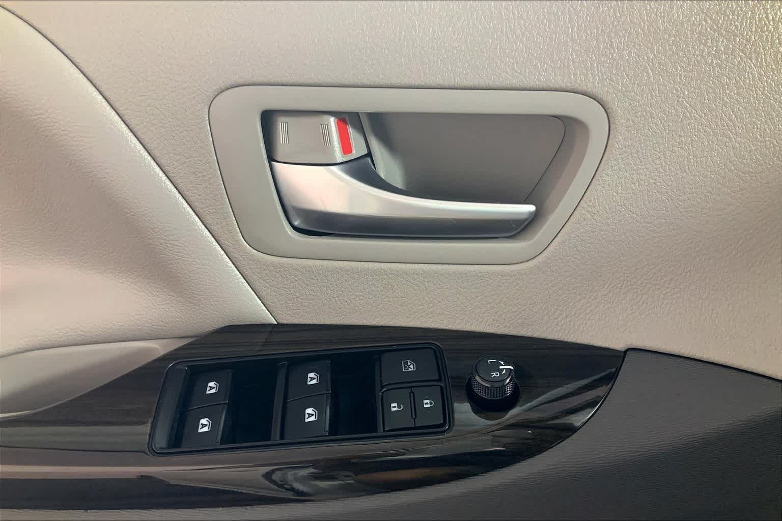 Used 2018 Toyota Sienna XLE Premium w/ Outdoor Package AWD/4WD image 35
