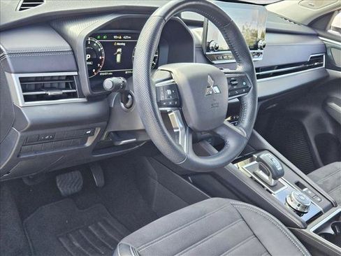 Used 2023 Mitsubishi Outlander SE FWD image 10