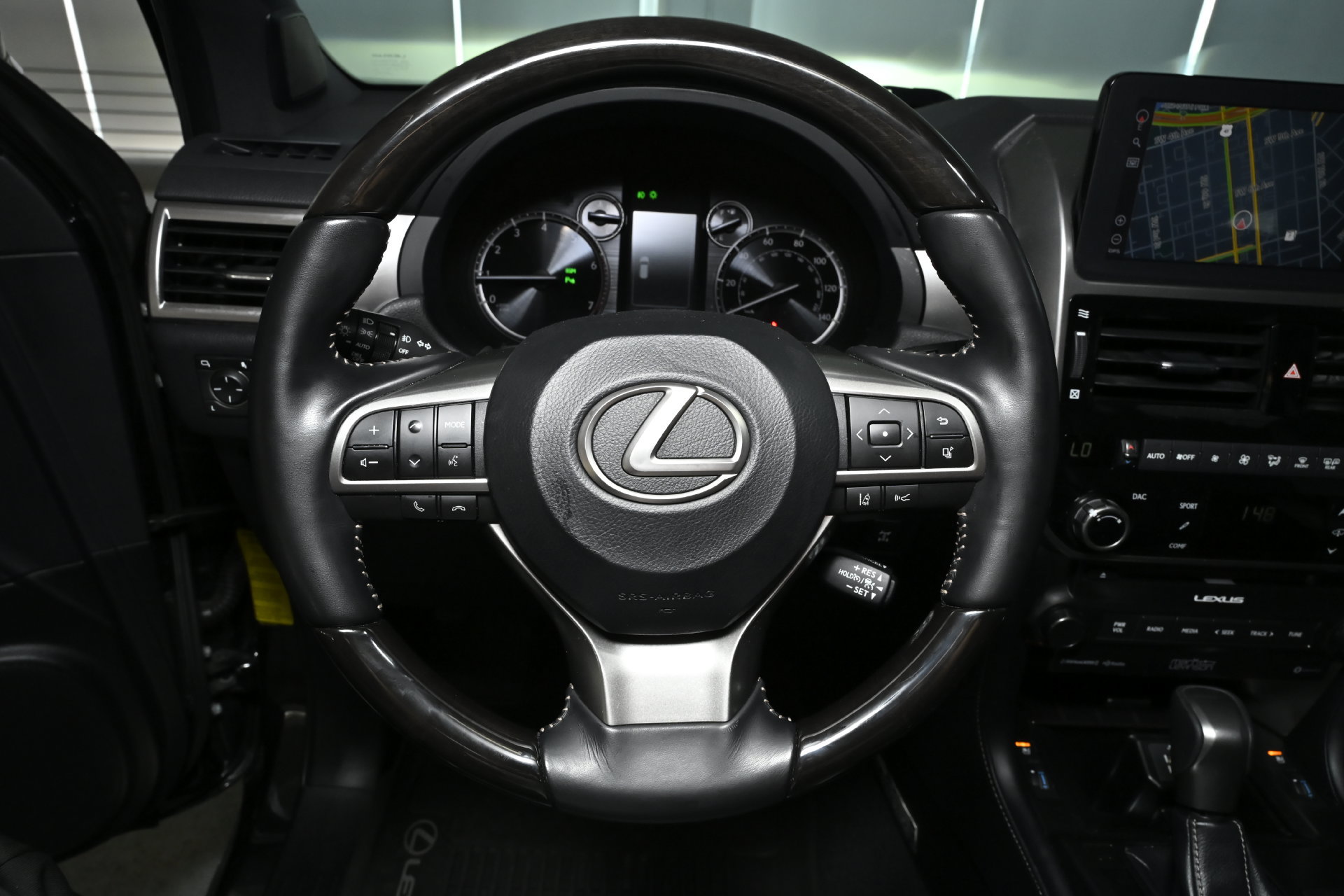 Used 2023 Lexus GX 460 Luxury w/ Sport Design Package AWD/4WD image 23