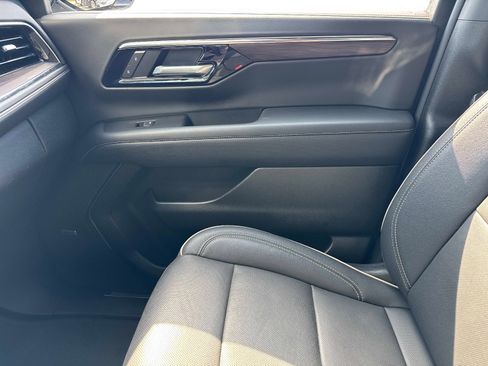 Used 2025 Chevrolet Suburban Premier image 24