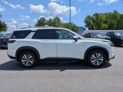 Used 2023 Nissan Pathfinder SL w/ Black Appearance Package AWD/4WD image 2