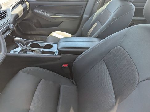Used 2024 Nissan Altima 2.5 SV FWD image 12