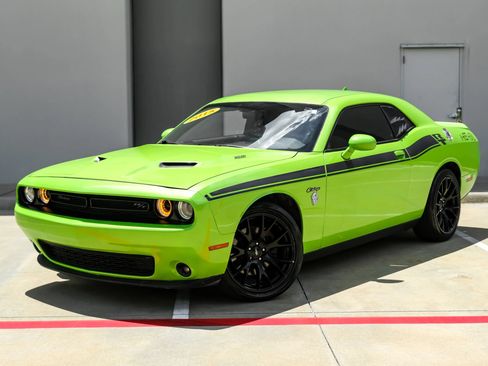 Used 2015 Dodge Challenger R/T Plus RWD image 11