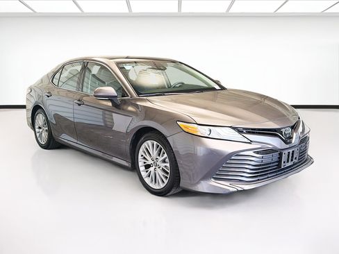 Used 2020 Toyota Camry XLE image 3