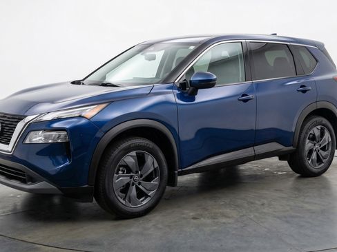 Used 2025 Nissan Rogue SV image 3