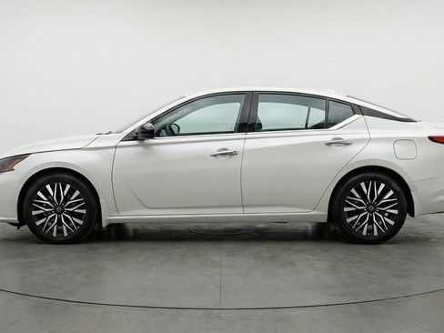 Used 2025 Nissan Altima 2.5 SV FWD image 5
