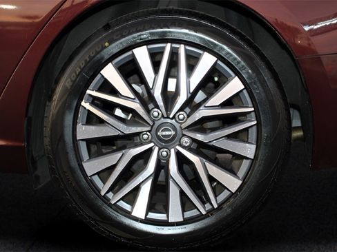 Used 2024 Nissan Altima 2.5 SV image 12