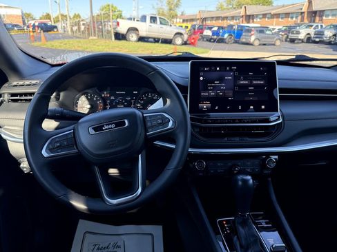 Used 2023 Jeep Compass Limited image 15