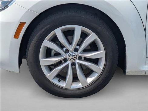 Used 2017 Volkswagen Beetle 1.8T Classic FWD image 9