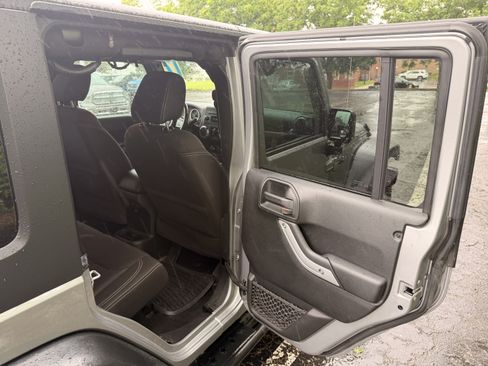 Used 2017 Jeep Wrangler Unlimited Rubicon w/ Connectivity Group AWD/4WD image 13