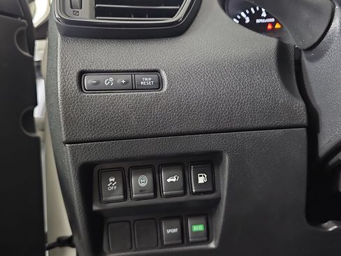 Used 2020 Nissan Rogue SV FWD image 25