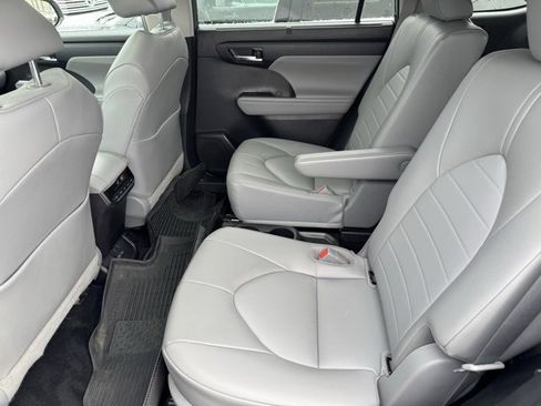 Certified 2022 Toyota Highlander XLE image 8