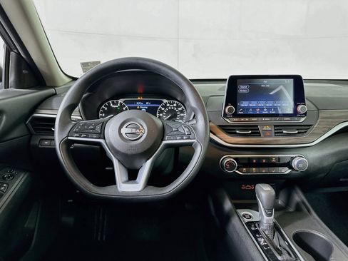 Used 2025 Nissan Altima 2.5 SV FWD image 17