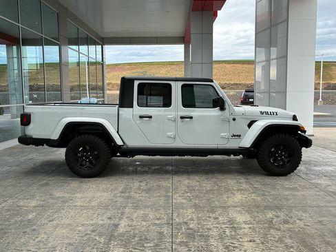 Used 2023 Jeep Gladiator Sport AWD/4WD image 8