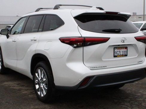 Used 2023 Toyota Highlander Limited image 3