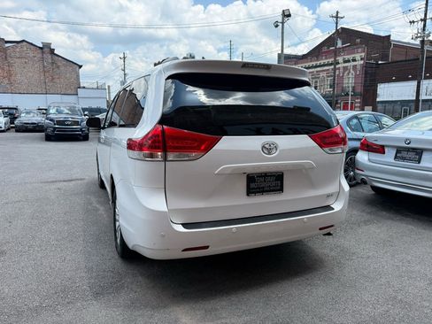 Used 2012 Toyota Sienna XLE w/ Entertainment Pkg FWD image 4