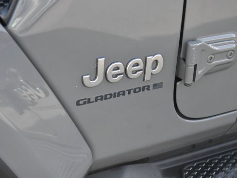 Used 2023 Jeep Gladiator Overland image 14
