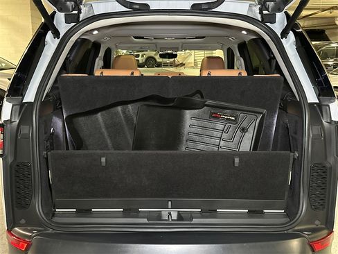 Used 2017 Land Rover Discovery HSE image 6