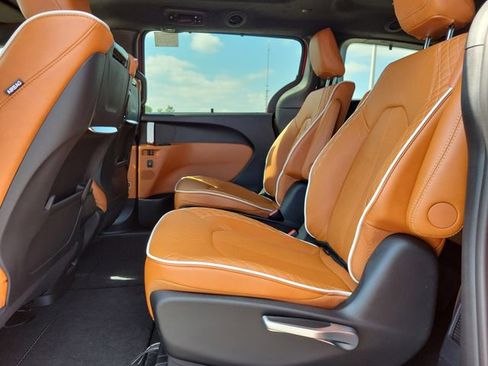New 2026 Chrysler Pacifica Pinnacle image 9