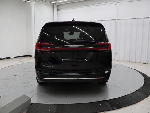 Used 2025 Chrysler Pacifica Select FWD image 4