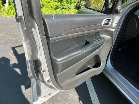 Used 2015 Jeep Grand Cherokee Altitude AWD/4WD image 11